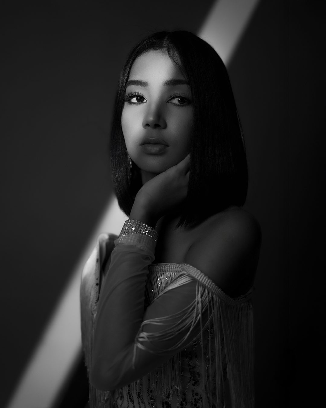 Retrato artístico en blanco y negro de mujer joven. Fotografía editorial y de alta gama (High End) en estudio profesional.