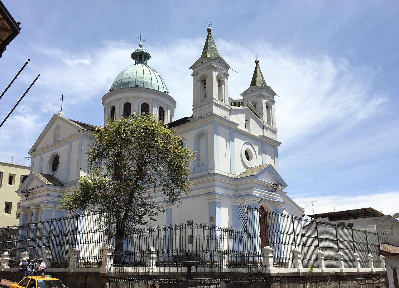 Iglesia colonial blanca para sesiones de fotos en Baní República Dominicana